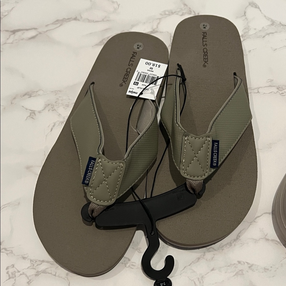 NWT Men’s taupe Thong Slippers (7-8)